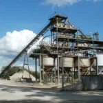 photo montrant une installation industrielle avec un convoyeur à bande